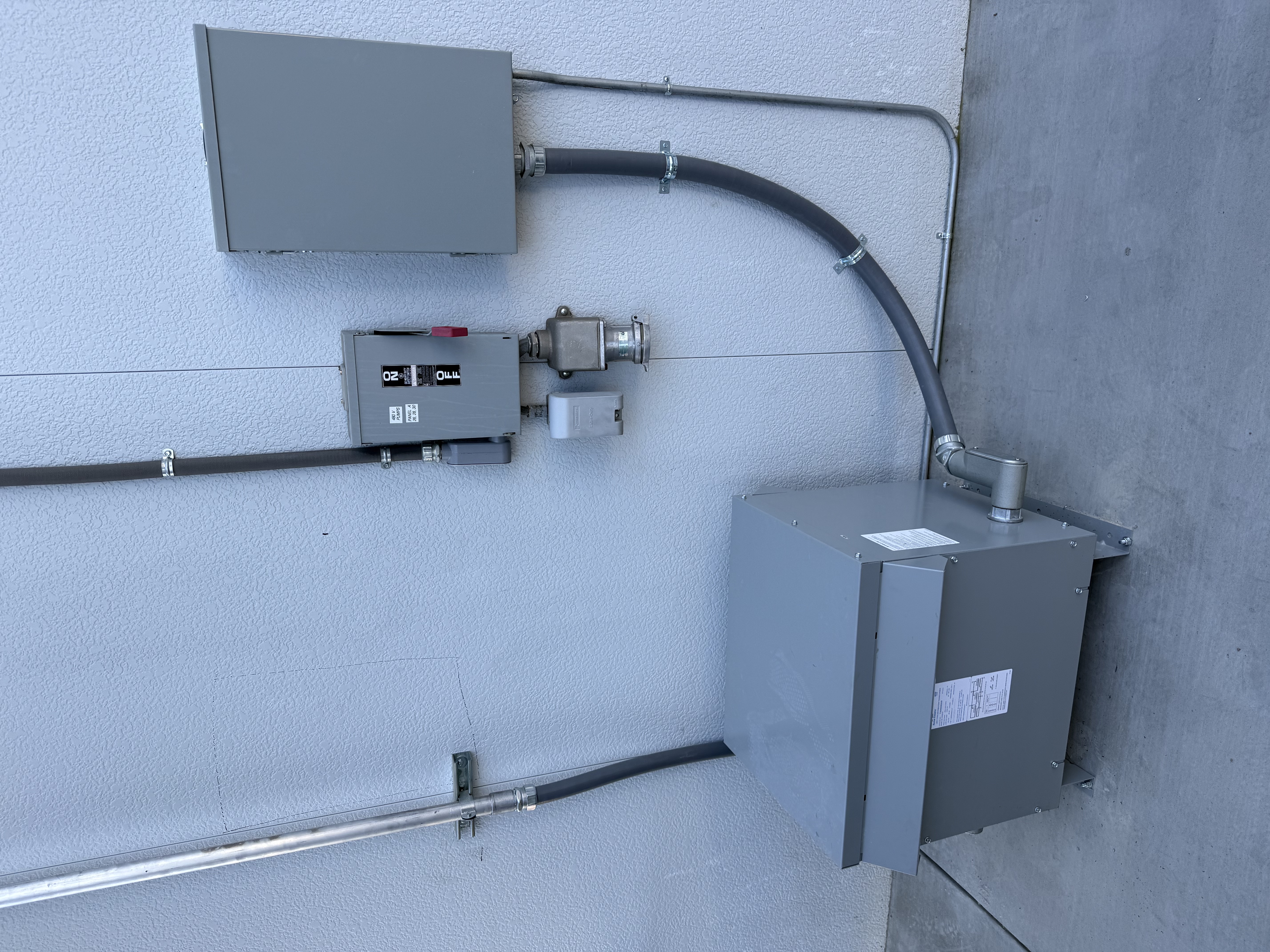 Three-phase transformer installation