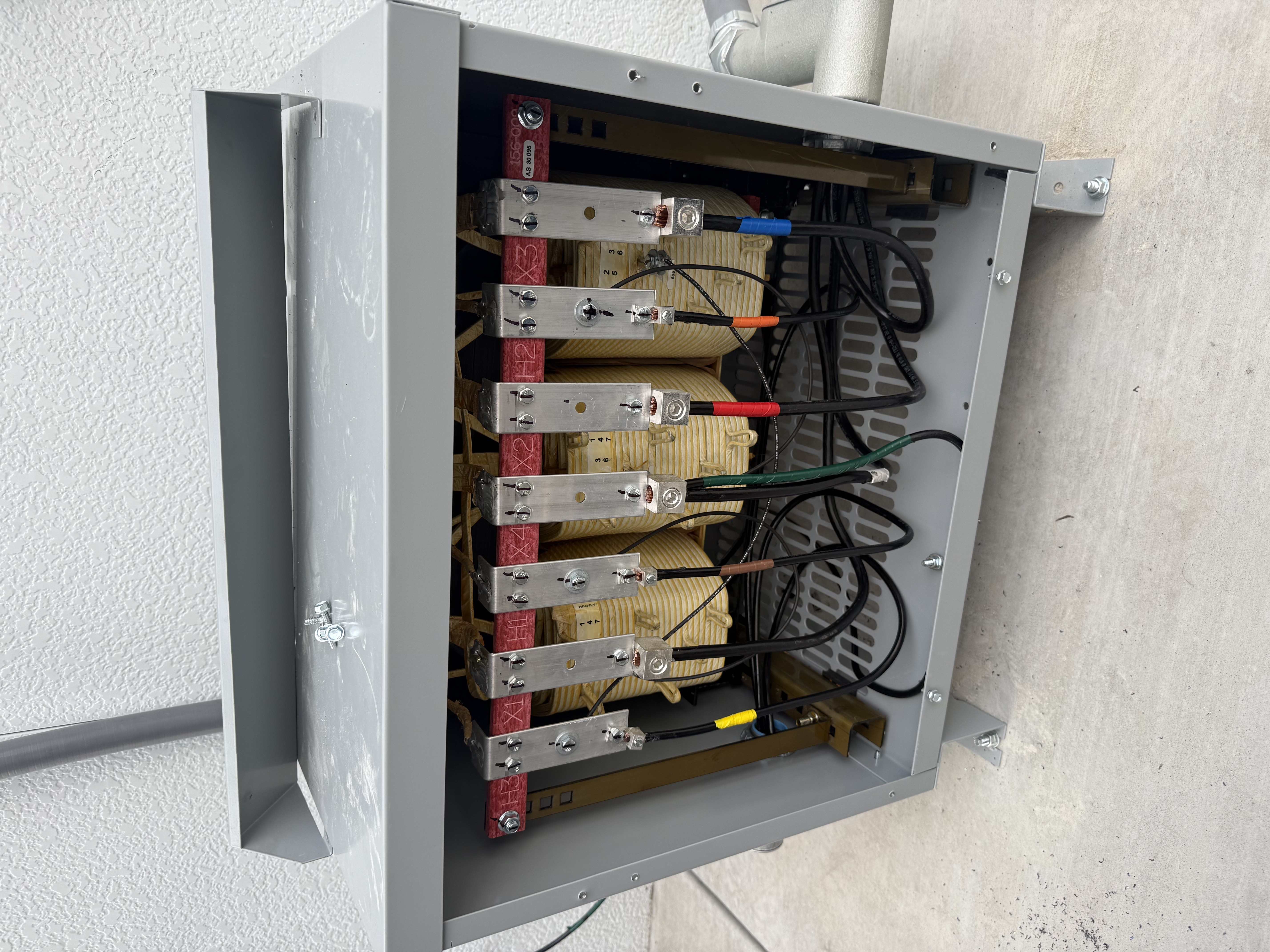 Three-phase transformer wiring